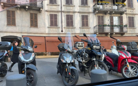 Lungolago di Lecco, caos per moto e auto in coda