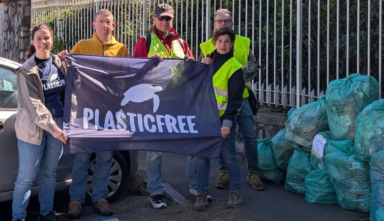 Malgrate: i volontari ripuliscono il lungolago del Porto