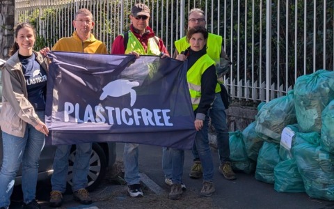 Malgrate: i volontari ripuliscono il lungolago del Porto