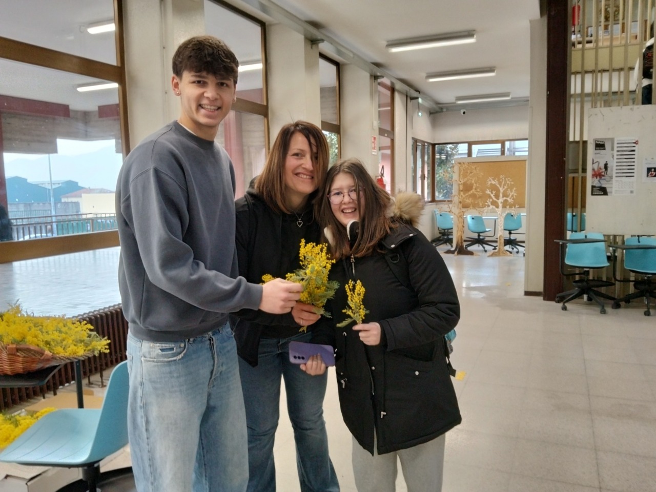 Mimosa e sorrisi: l’Istituto Parini celebra le donne