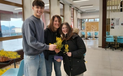 Mimosa e sorrisi: l’Istituto Parini celebra le donne