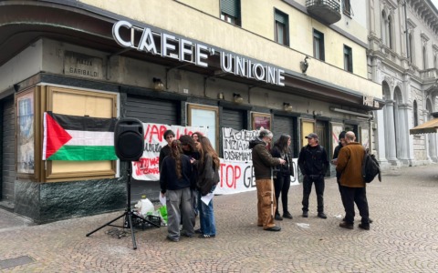 Protesta in piazza Garibaldi contro la leva militare