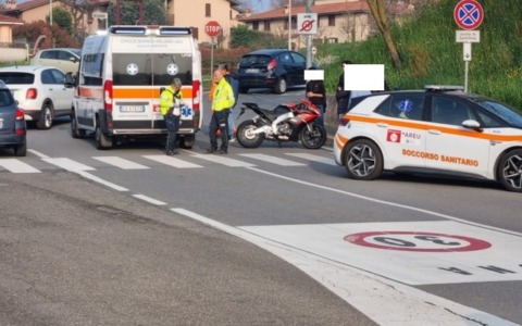Tre ragazzi investiti da una moto davanti alla scuola di Merate