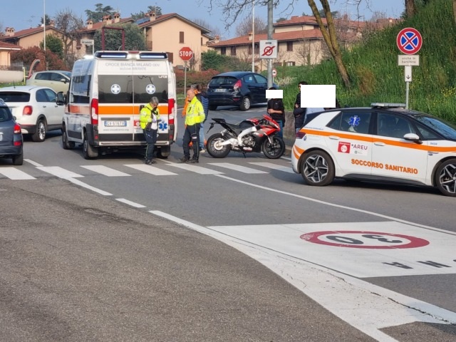Tre ragazzi investiti da una moto davanti alla scuola di Merate