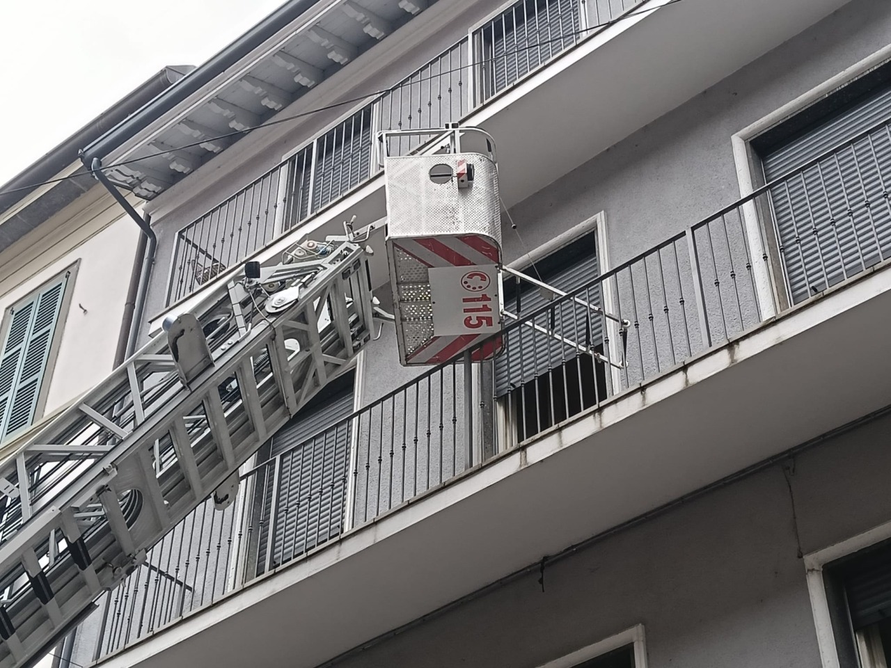 Una donna di 64 anni trovata senza vita in casa