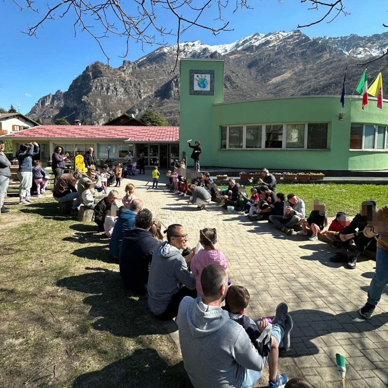 Una mattinata di giochi e musica alla scuola dell’infanzia Pianeta Bimbi di Ballabio