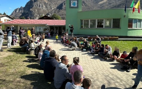 Una mattinata di giochi e musica alla scuola dell’infanzia Pianeta Bimbi di Ballabio