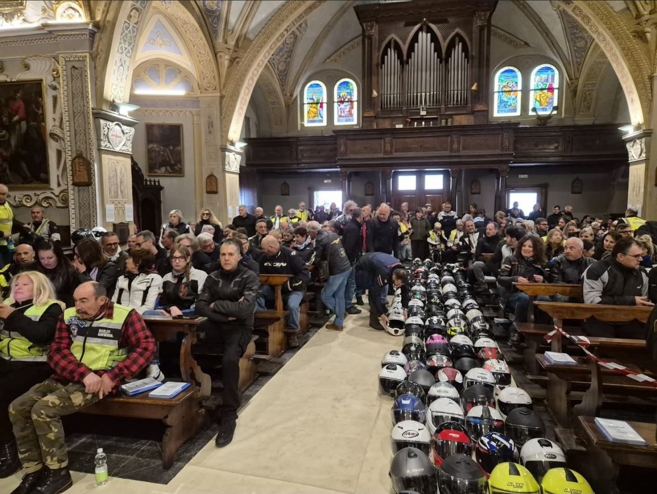 A Magno si è svolta la benedizione dei caschi dei motociclisti