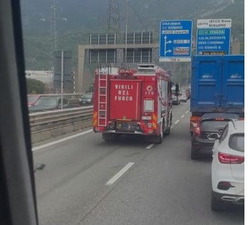 Auto ribaltata sul Terzo Ponte di Lecco provoca traffico intenso