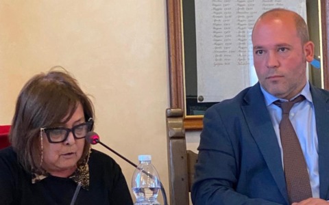 Ballabio approva rendiconto e pianifica nuovi investimenti per biblioteca e parcheggi