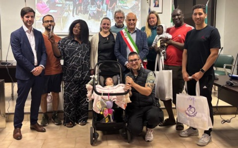 Civate: consegna dei kit “Tinnamoreraidime” a sei neonati