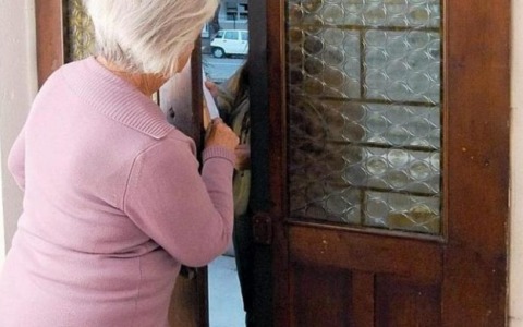 Finto carabiniere rapina anziana in casa