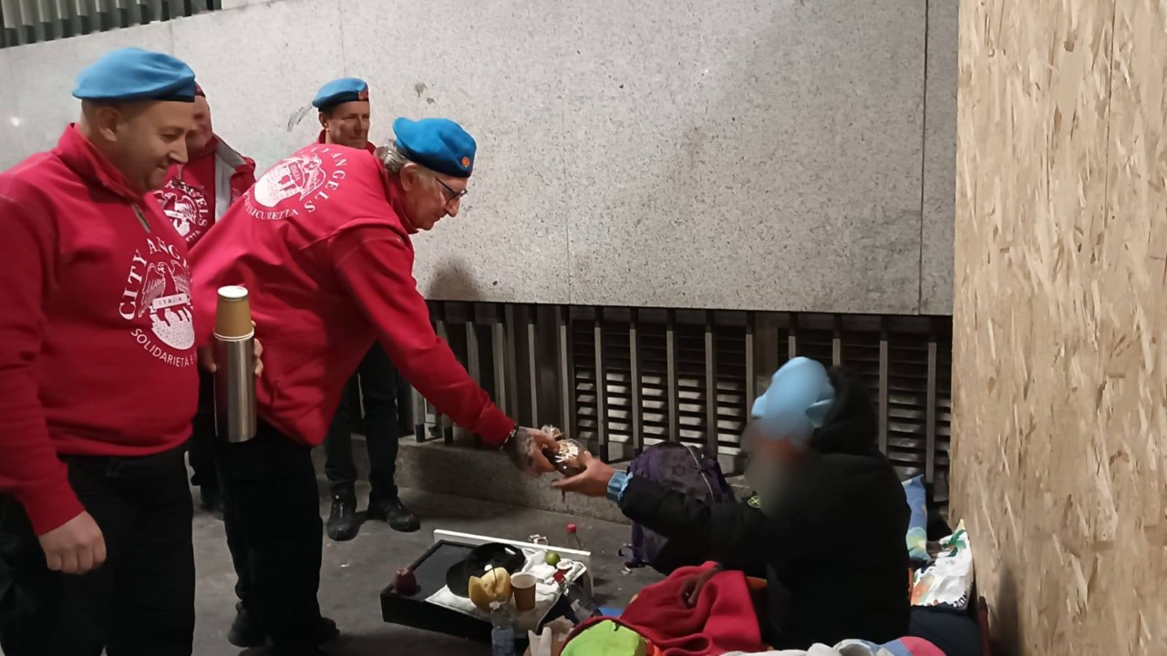 I City Angels di Lecco distribuiscono colombe pasquali ai senzatetto