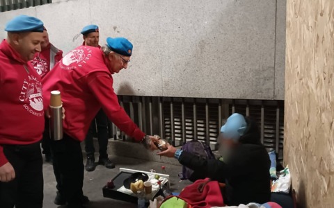 I City Angels di Lecco distribuiscono colombe pasquali ai senzatetto