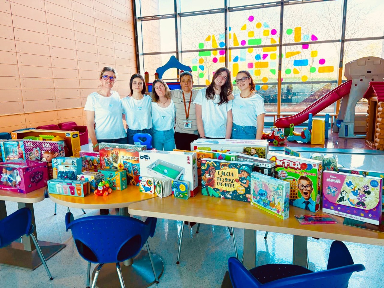 “Illumina di Blu” dona giochi alla Nostra Famiglia per la Giornata Mondiale dell’Autismo