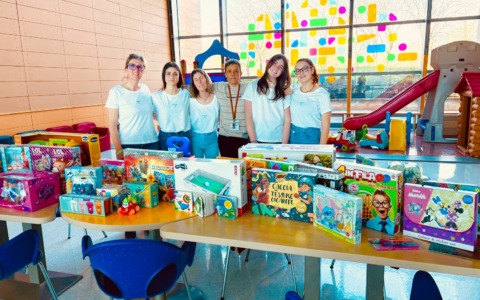 “Illumina di Blu” dona giochi alla Nostra Famiglia per la Giornata Mondiale dell’Autismo