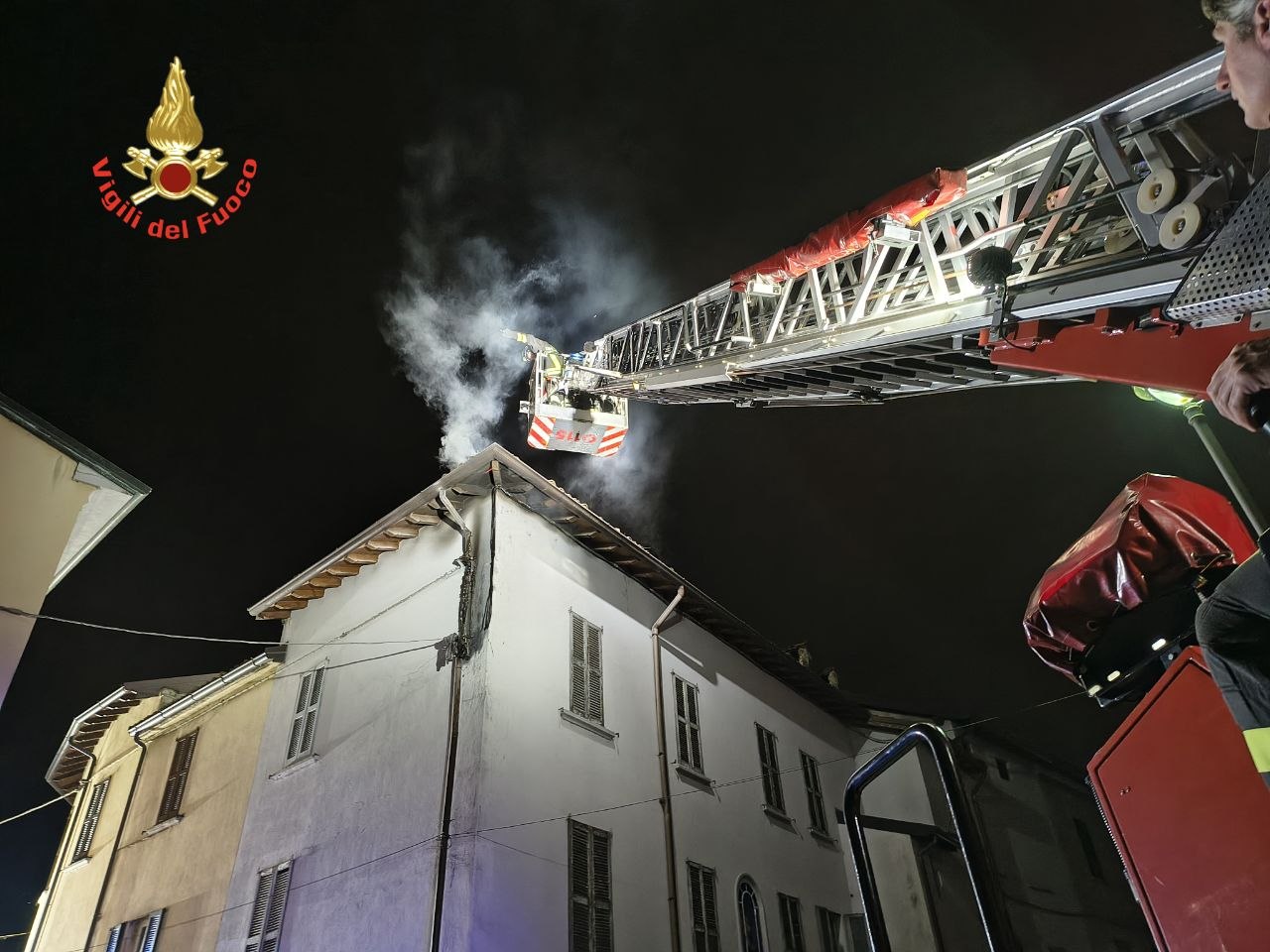 Incendio nel centro di Calolziocorte: paura e disagi per i residenti