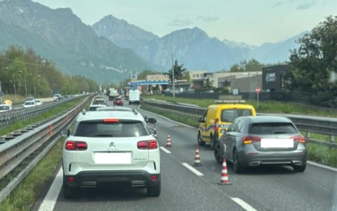 Incidente tra auto e moto sulla Statale 36: un motociclista di 70 anni ferito