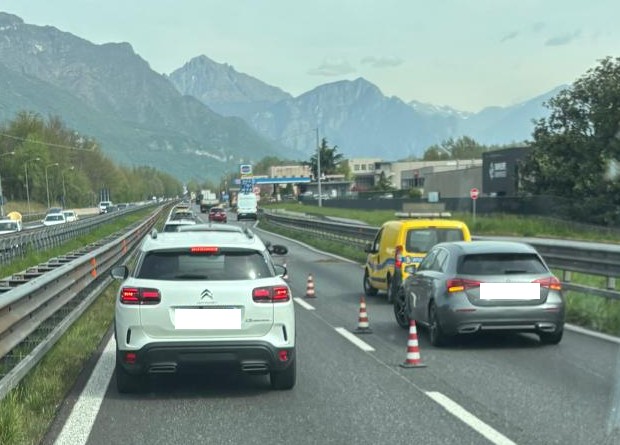 Incidente tra auto e moto sulla Statale 36: un motociclista di 70 anni ferito