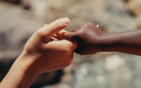 Incontro a Lecco: le sfide dei figli adottivi attraverso le fasi della crescita