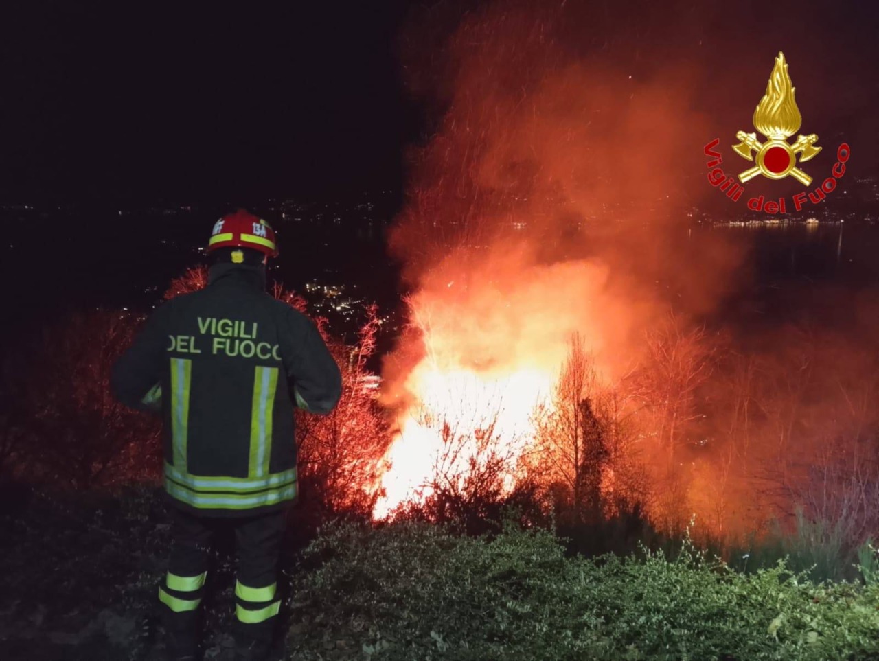 Interventi contro gli incendi boschivi a Varese e Sondrio: supporto dal Comando di Lecco