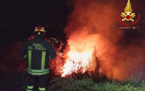 Interventi contro gli incendi boschivi a Varese e Sondrio: supporto dal Comando di Lecco