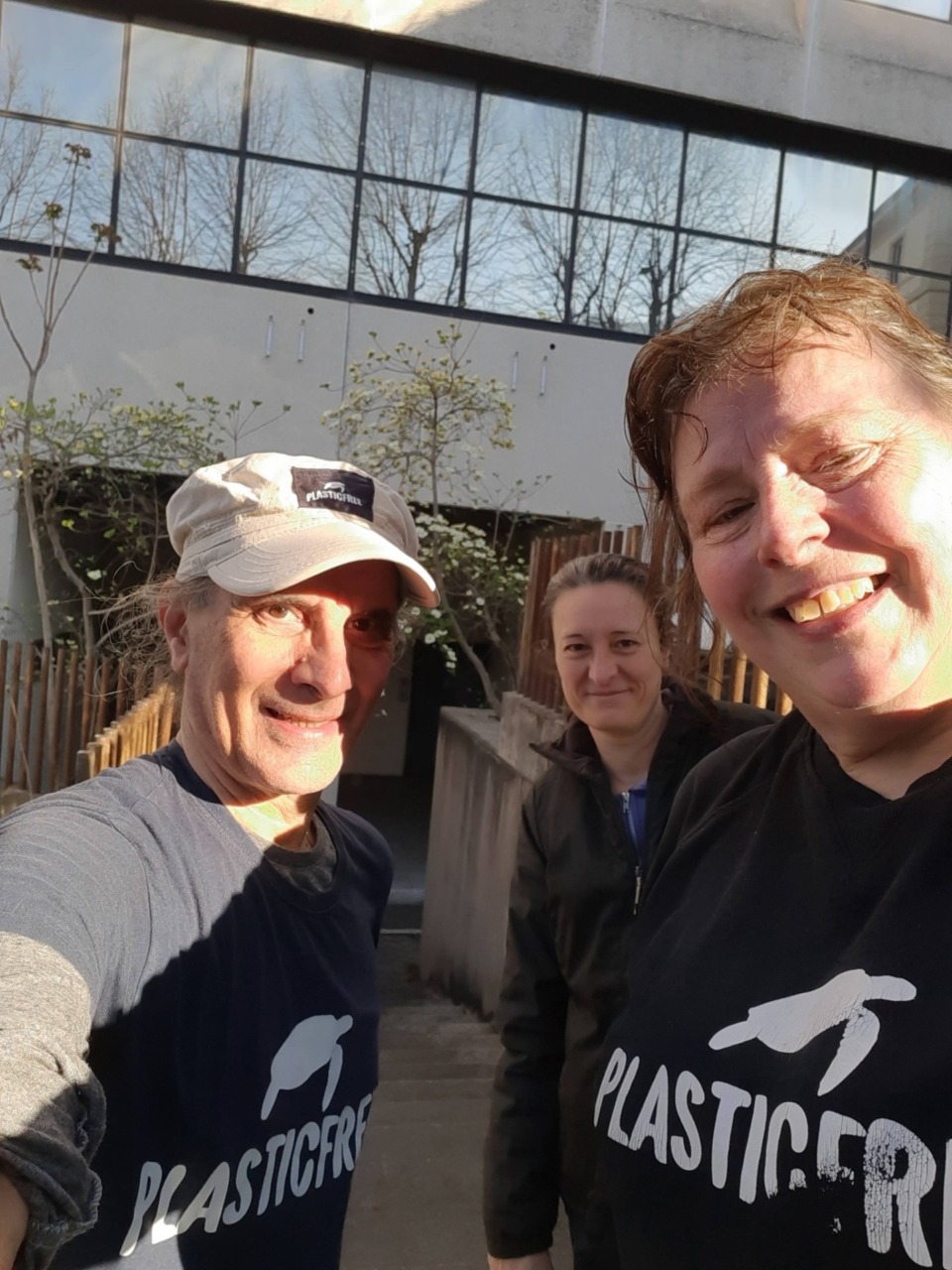 Intervento dei Plastic Free: 85 chili di rifiuti rimossi da corso Promessi Sposi