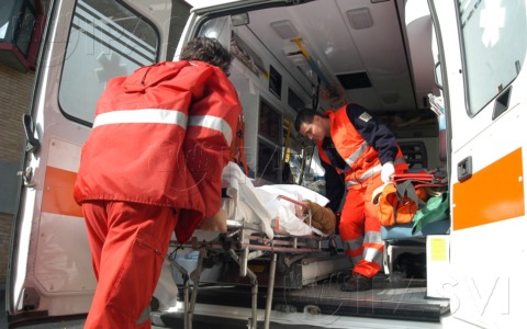 Investito un pedone a Lecco: trasportato in codice rosso