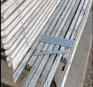 La panchina dell’amore distrutta: l’autore rimuove tutto