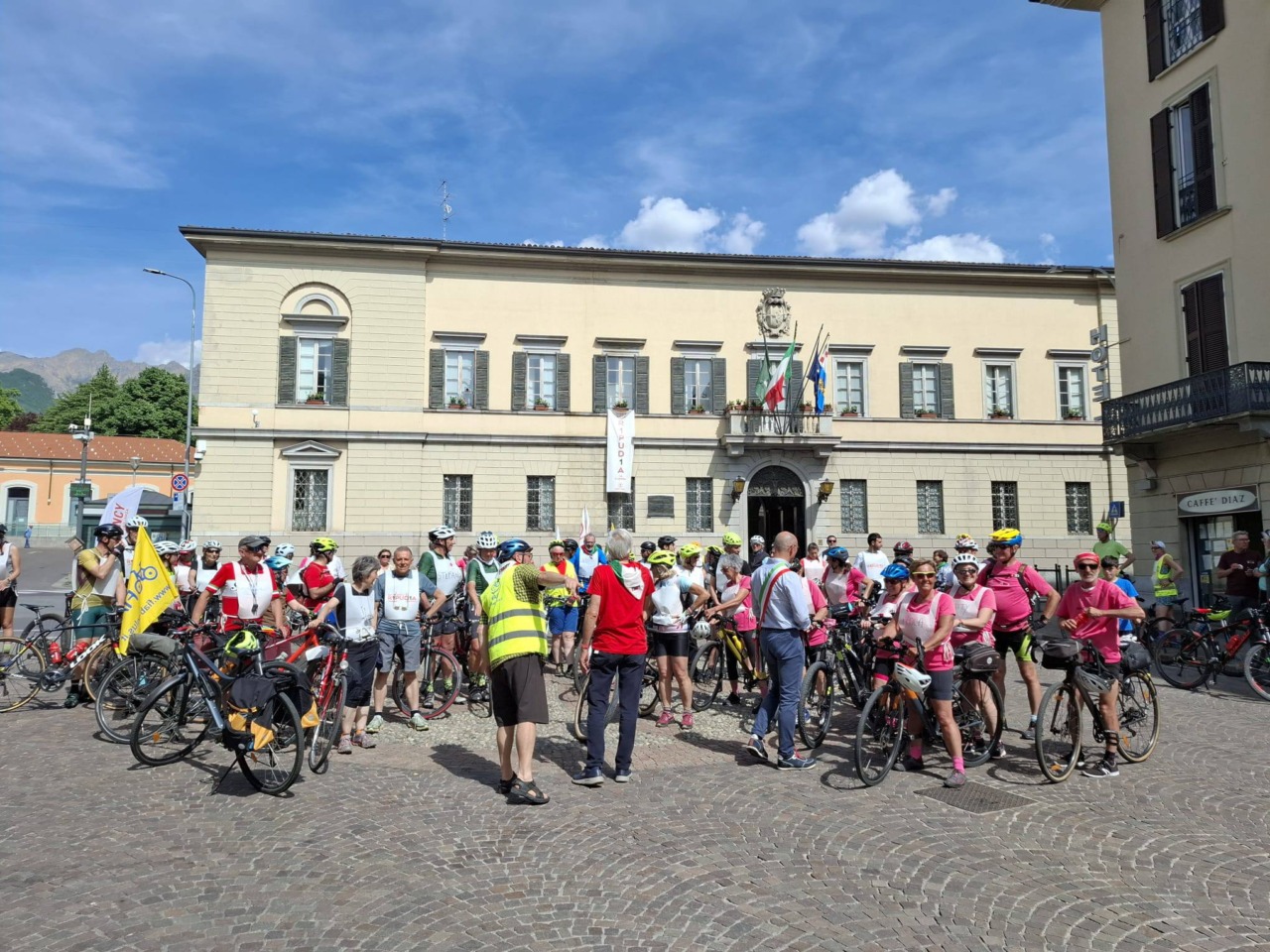 La provincia di Lecco in bicicletta per la pace: “Questa Bici R1PUD1A la Guerra”