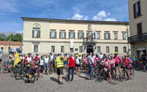 La provincia di Lecco in bicicletta per la pace: “Questa Bici R1PUD1A la Guerra”