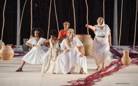 Lella Costa in scena con “Lisistrata” al Teatro della Società di Lecco