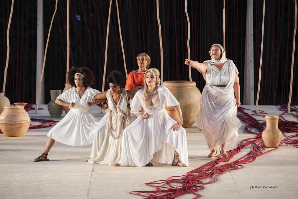 Lella Costa in scena con “Lisistrata” al Teatro della Società di Lecco
