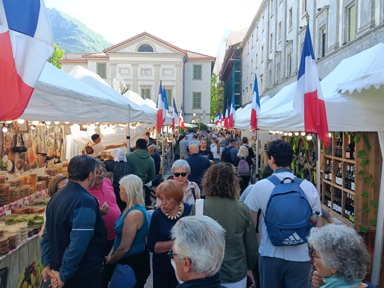 Mercatini regionali francesi a Lecco, affluenza record
