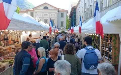 Mercatini regionali francesi a Lecco, affluenza record