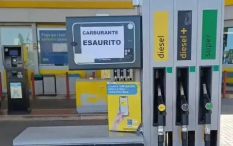Mobilità, AmbientalMente: “Pompe di carburante vuote, quali soluzioni?”