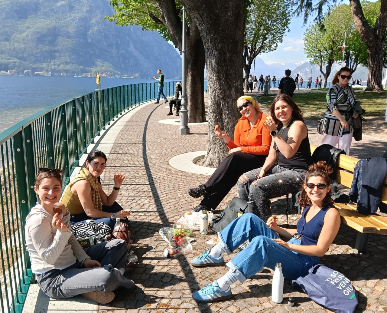 Primavera a Lecco: il lungolago affollato da turisti e residenti