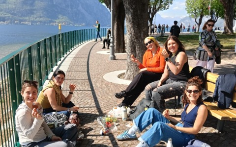 Primavera a Lecco: il lungolago affollato da turisti e residenti