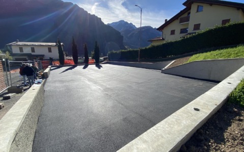 Proseguono i lavori per l’ampliamento dei parcheggi di via Einaudi a Ballabio