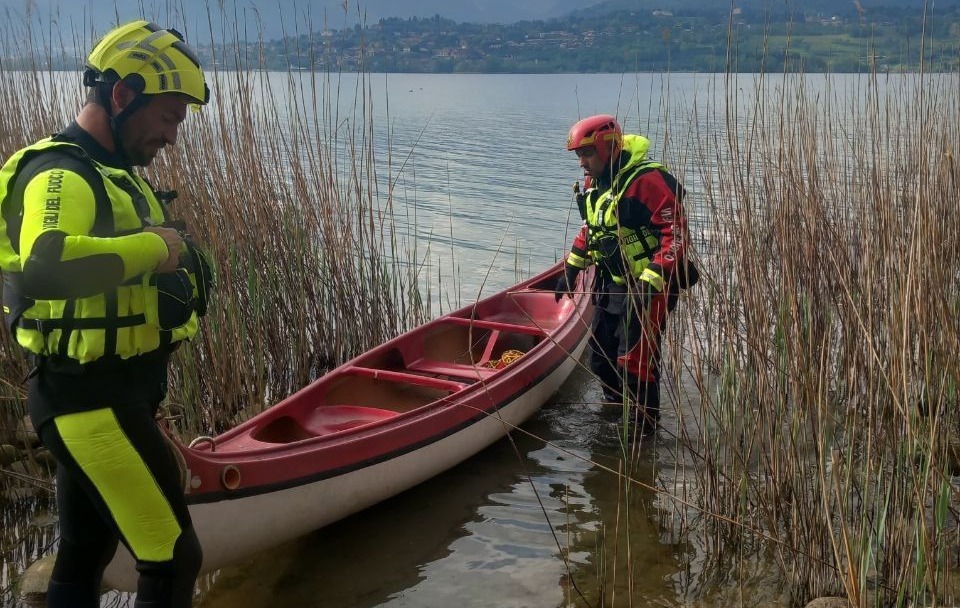 Salvataggio di un minorenne: pedalò affonda nel lago a Bosisio Parini