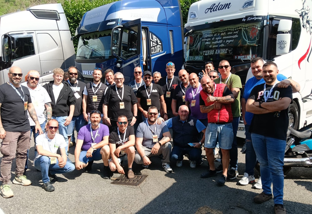 Smile on the Road: 27 camion animano il lungolago di Vercurago