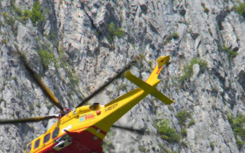 Un paracadutista atterra tra gli alberi a Lecco, ma non riporta ferite