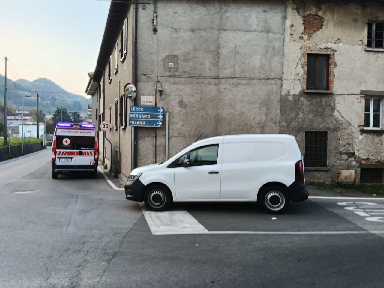 Un uomo di 61 anni trovato senza vita in auto a Calolziocorte