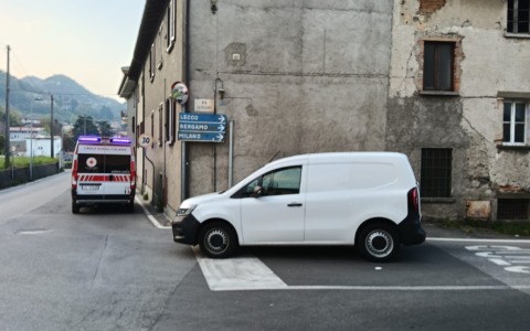 Un uomo di 61 anni trovato senza vita in auto a Calolziocorte