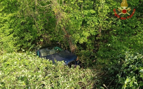 Veicolo fuori strada, intervento dei Vigili del Fuoco sulla Sp67