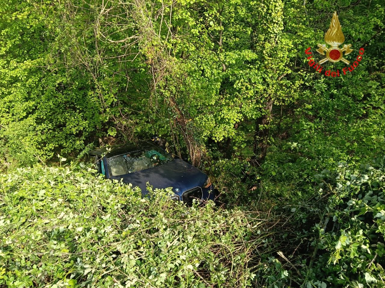 Veicolo fuori strada, intervento dei Vigili del Fuoco sulla Sp67