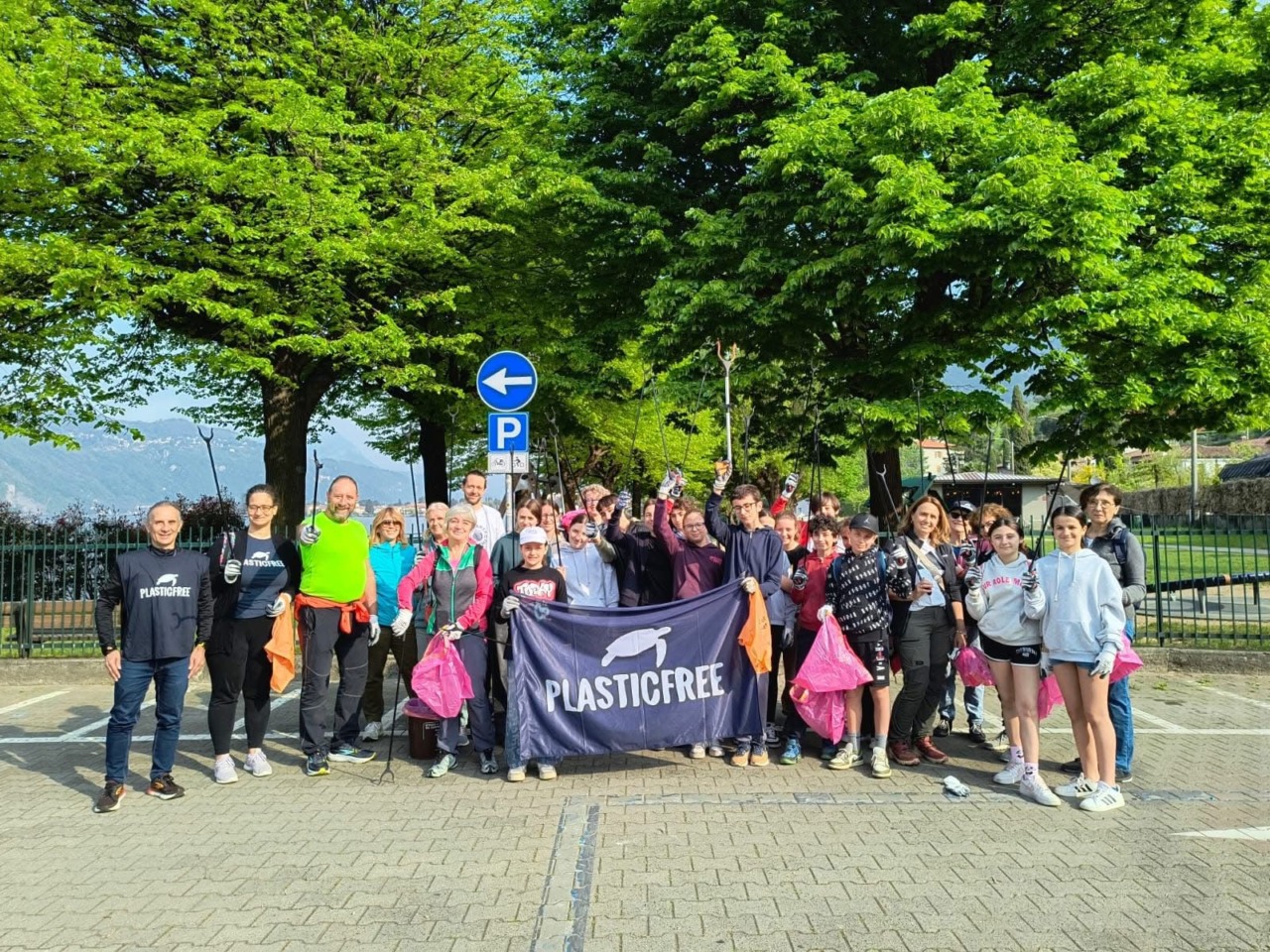 Volontari di Abbadia in azione per pulire le spiagge