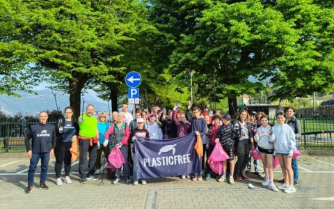 Volontari di Abbadia in azione per pulire le spiagge
