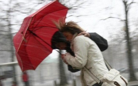 Allerta meteo arancione a Lecco: previsti venti forti fino a 90 km/h, chiusura dei parchi martedì