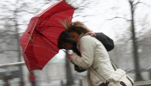 Allerta meteo arancione a Lecco: previsti venti forti fino a 90 km/h, chiusura dei parchi martedì